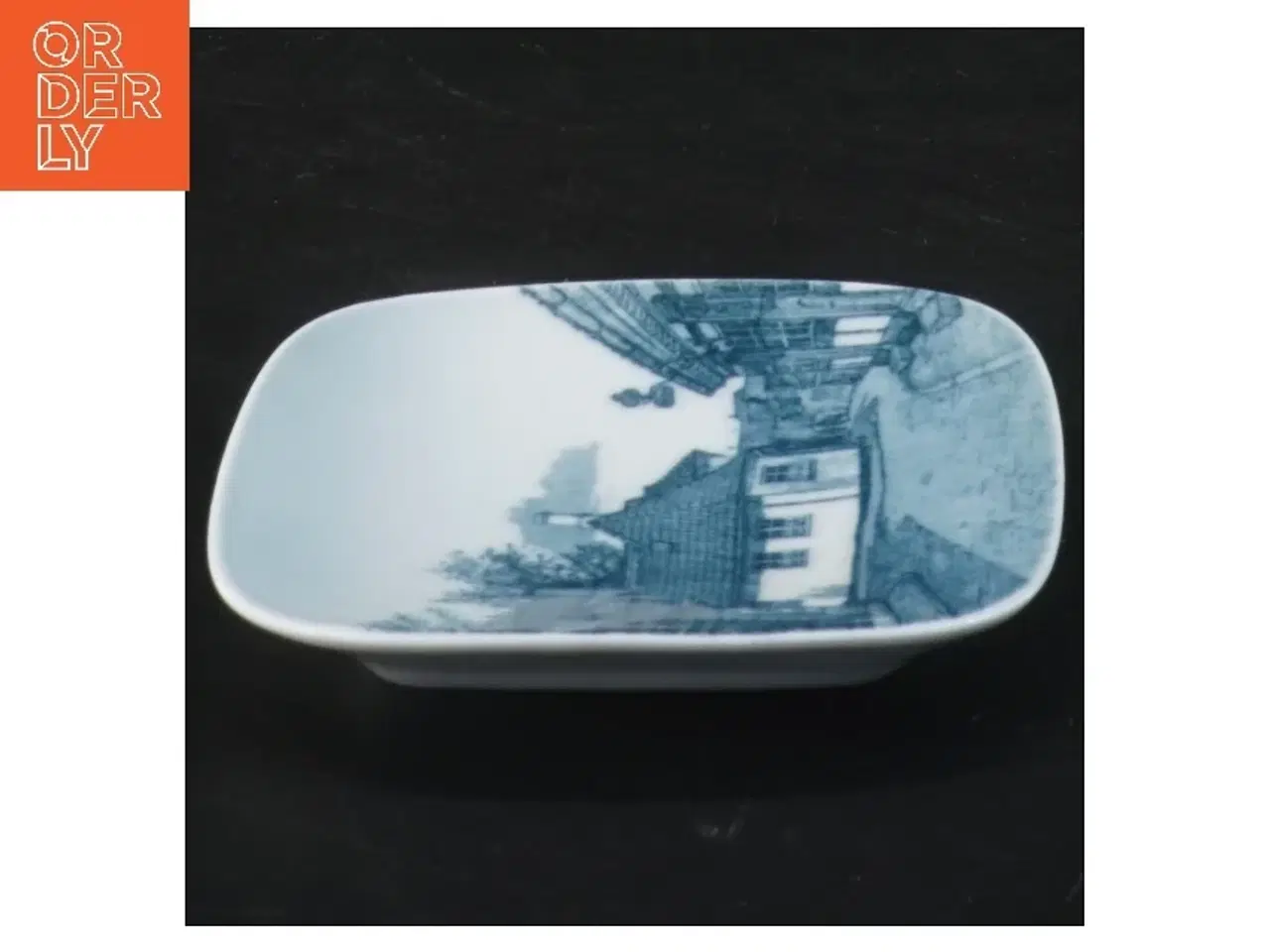 Billede 2 - Porcelænsplakette med H. C. Andersens Hus fra B&G (str. 8,5x8,5 cm)