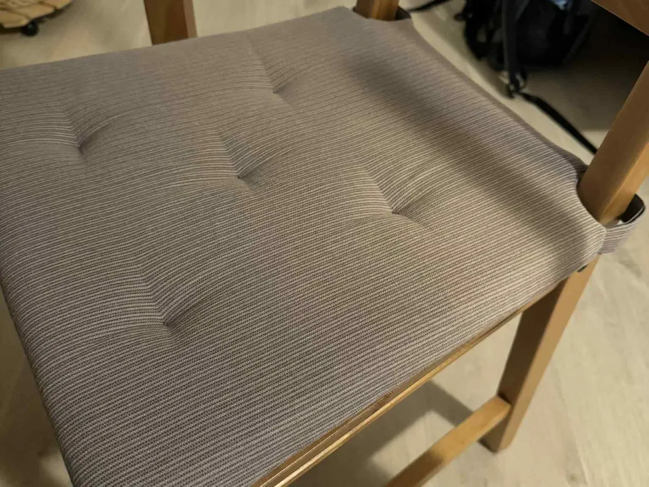 Billede 3 - Spisebord med 4 stole og hynder