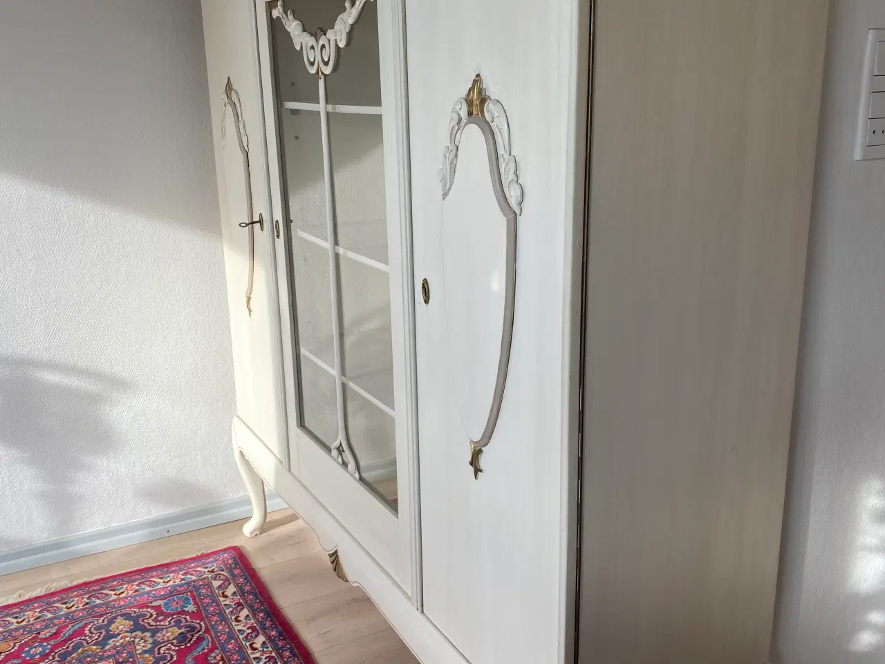 Billede 1 - Almuemalet dækketøjsskab i hvidmalet med guldkant