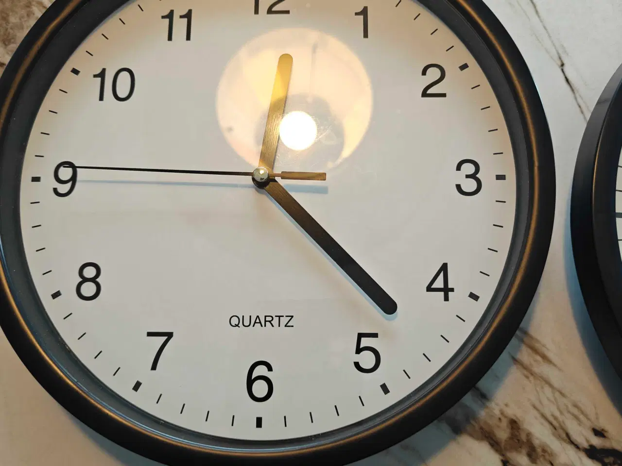 Billede 2 - Vægure med sort kant