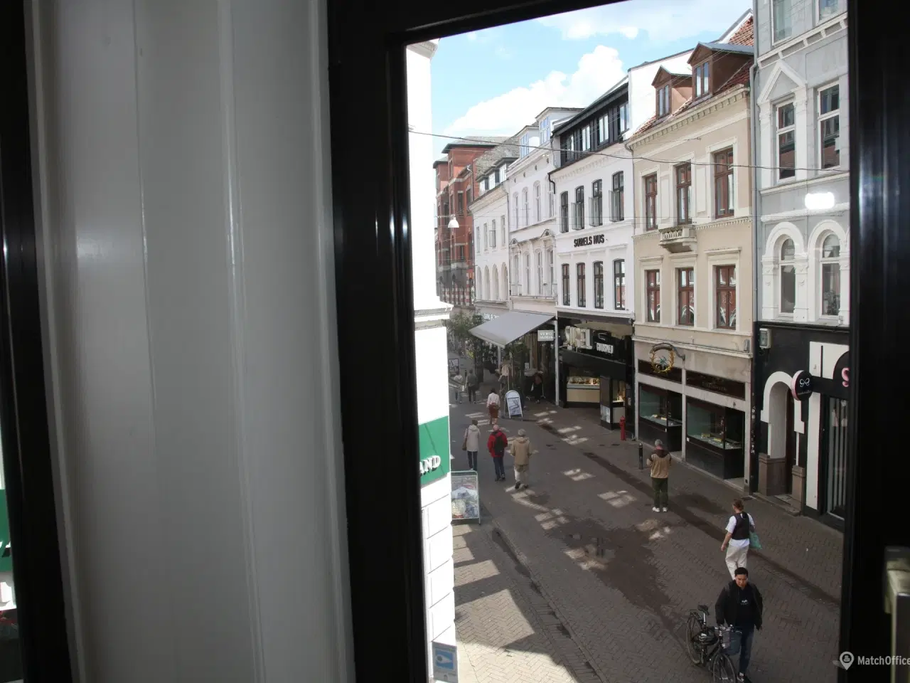 Billede 2 - Lyse.velindrettede lokaler i smuk ejendom.