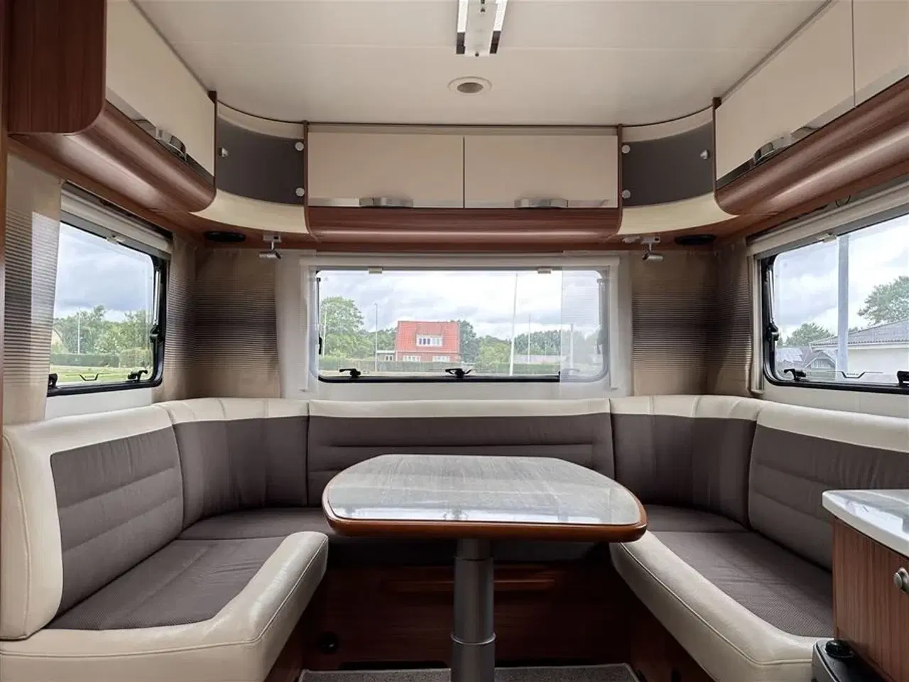 Billede 2 - 2014 - Adria Adora 563 PU   Fritstående queen seng