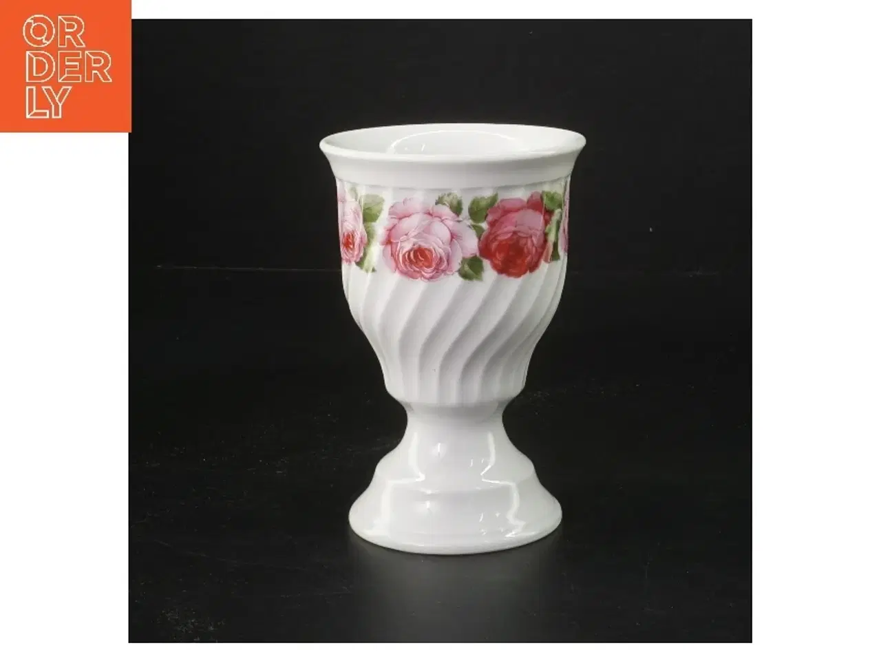 Billede 1 - Porcelænsæggebæger med rosenmotiv (str. 8,5x12 cm)