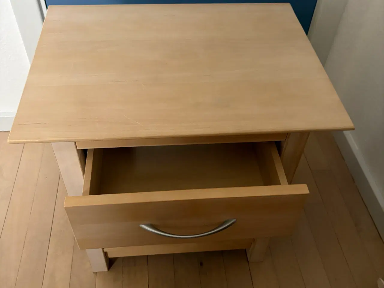 Billede 2 - Lækkert sengebord af træ