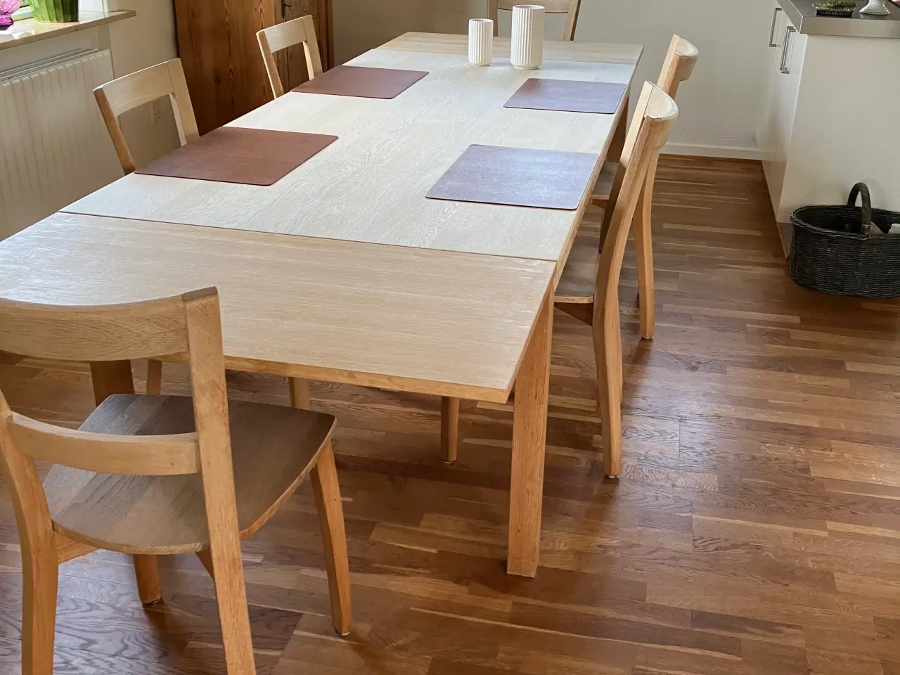 Billede 3 - Spisebord sæbebehandlet. Med 2 plader. 