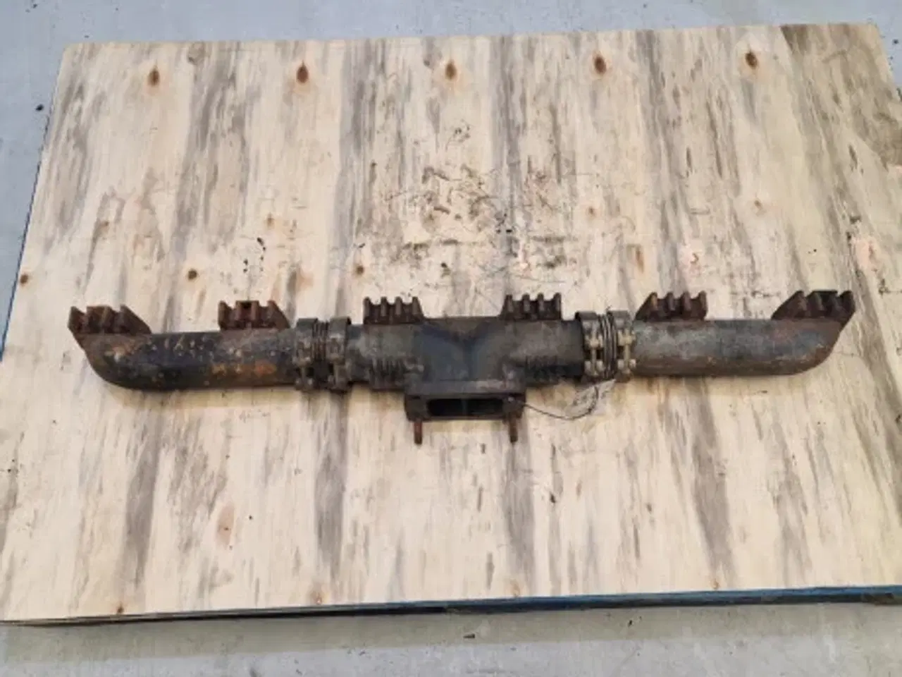 Billede 7 - Case 9010 Udstødningsmanifold 504030852