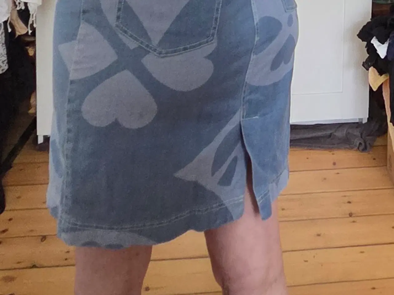 Billede 2 - Unik Moschino Couture! Denimnederdel, Næsten ny
