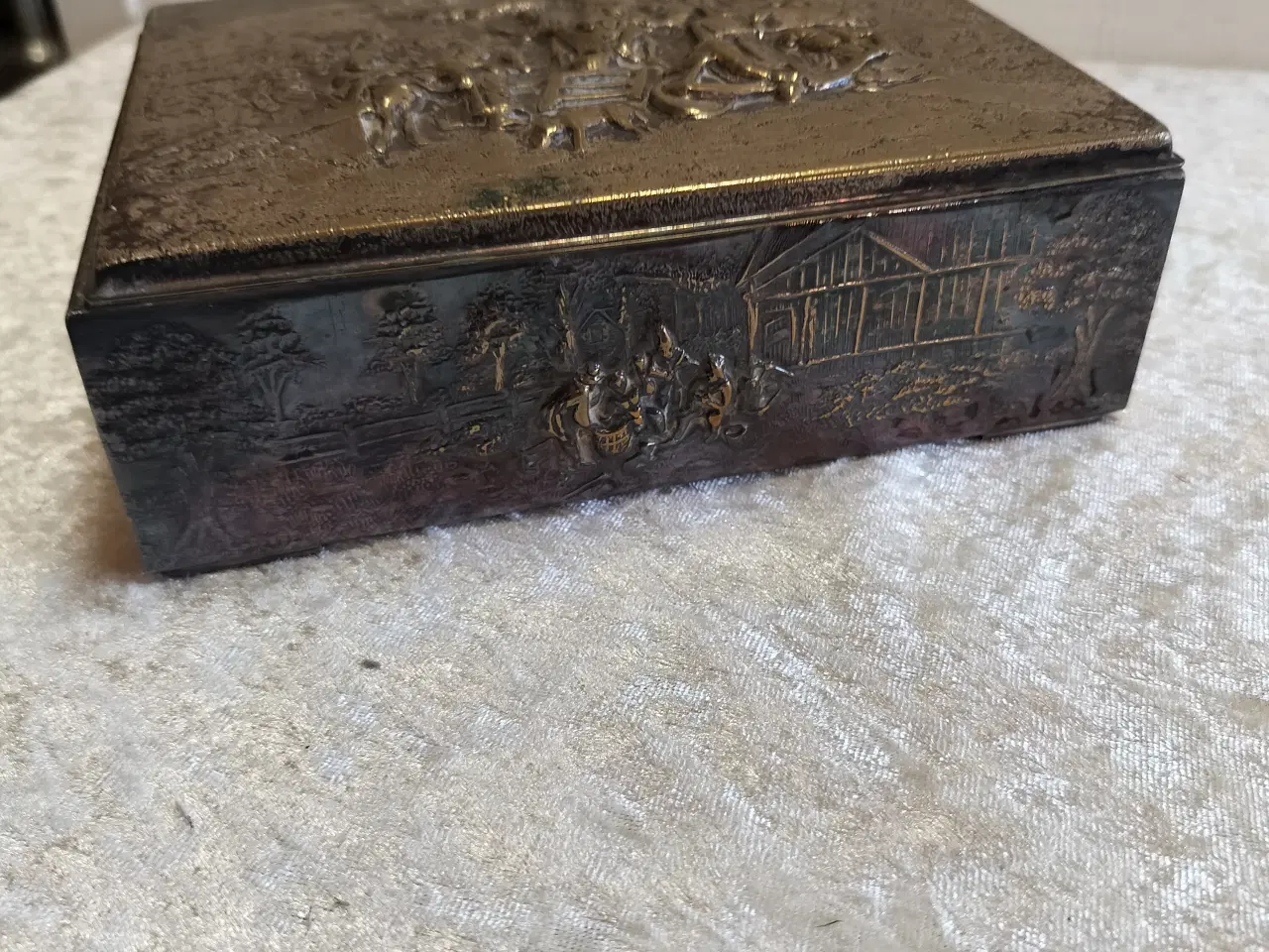 Billede 2 - Gammel skrin/smykkeskrin i metal med motiver