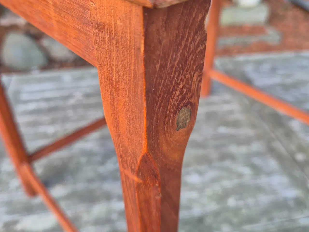 Billede 11 - Sidebord i teak med fine sandfarvede kakler