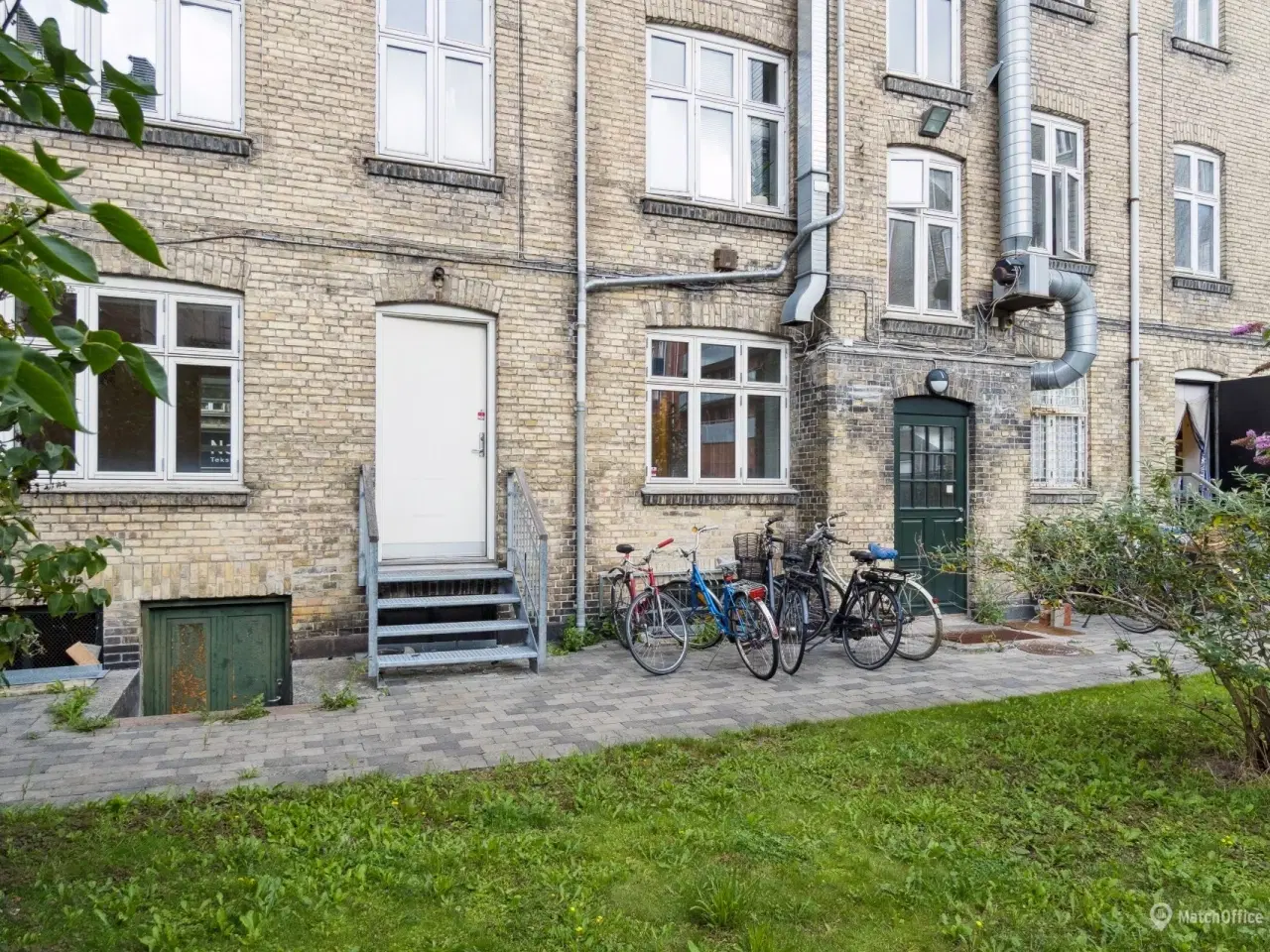 Billede 11 - Flot butik/klinik/Coffee shop med store facadevinduer –