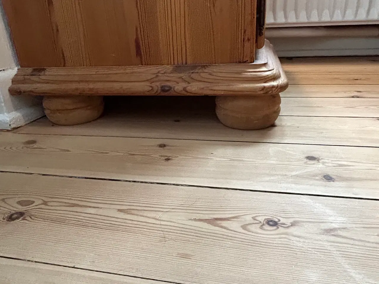 Billede 3 - Lille skab i fyrretræ