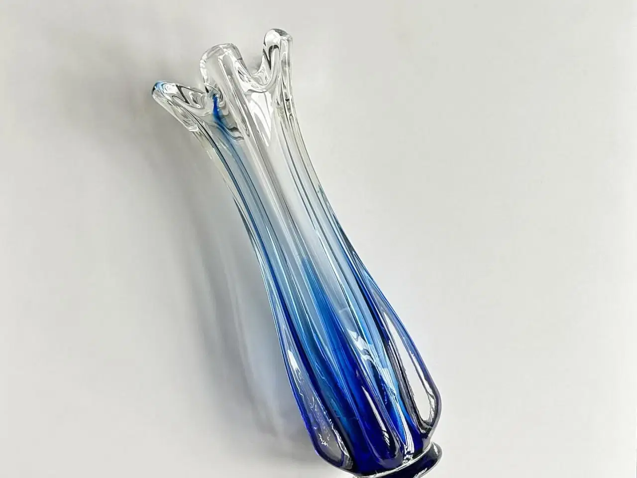 Billede 2 - Organisk glasvase m blå bund