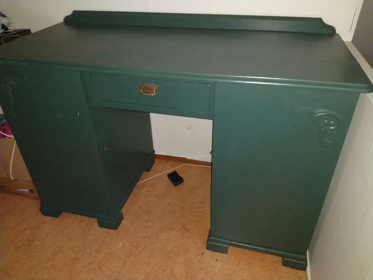 Billede 1 - Grønmalet "antik " skrivebord med udskæring 