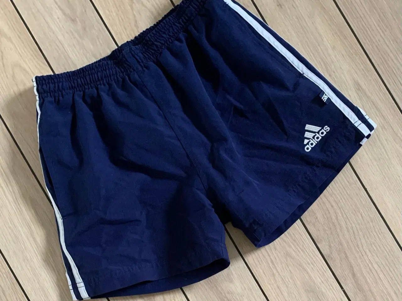 Billede 5 - Adidas shorts str. 140 i navy Adidas 3 stripes