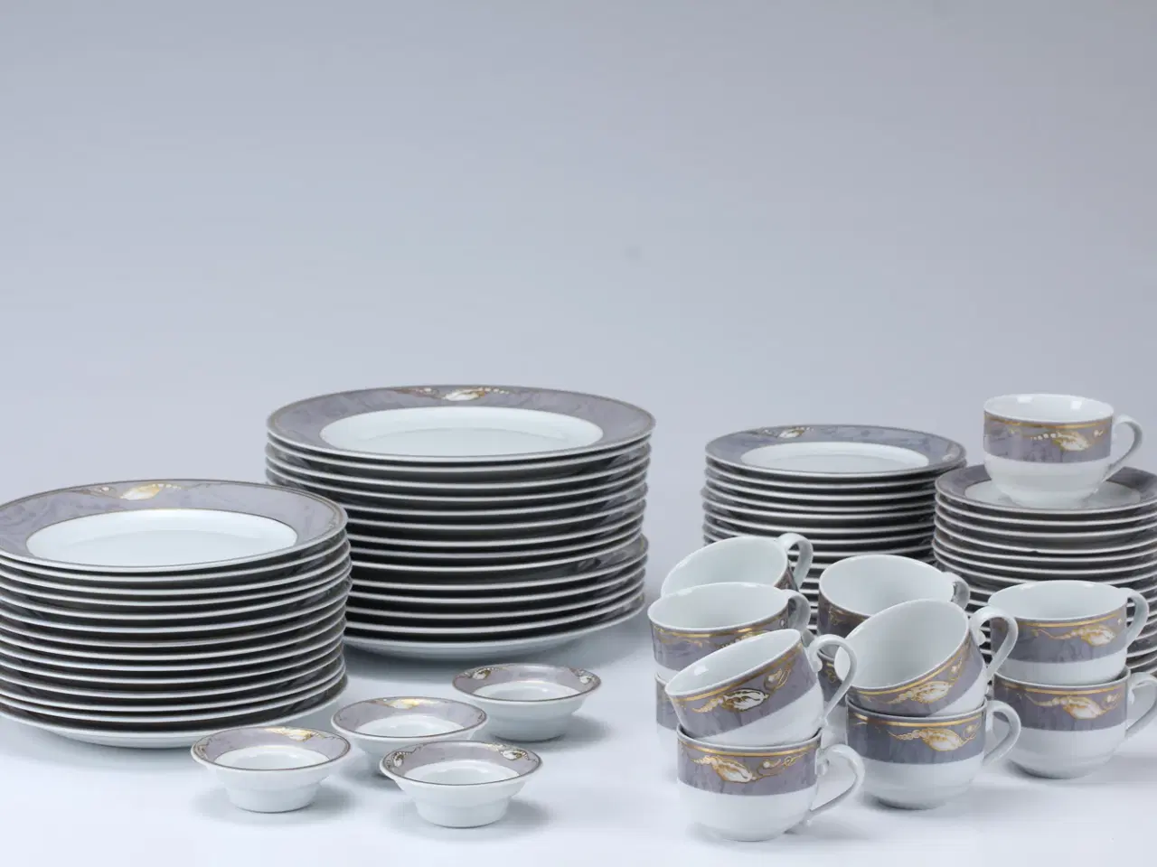 Billede 1 - OPHØR 20-50%rabat på RC Grå Magnolia stel.Pris fra