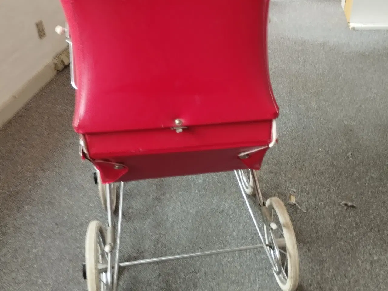 Billede 4 - Rød dukkevogn fra 1970/80