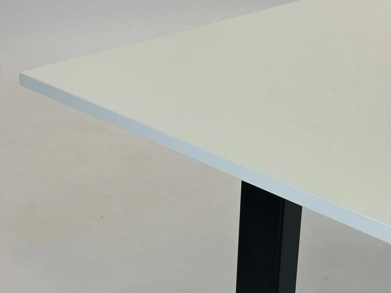 Billede 5 - Linak Hæve/sænkebord – Hvid/Sort Stel 140x80