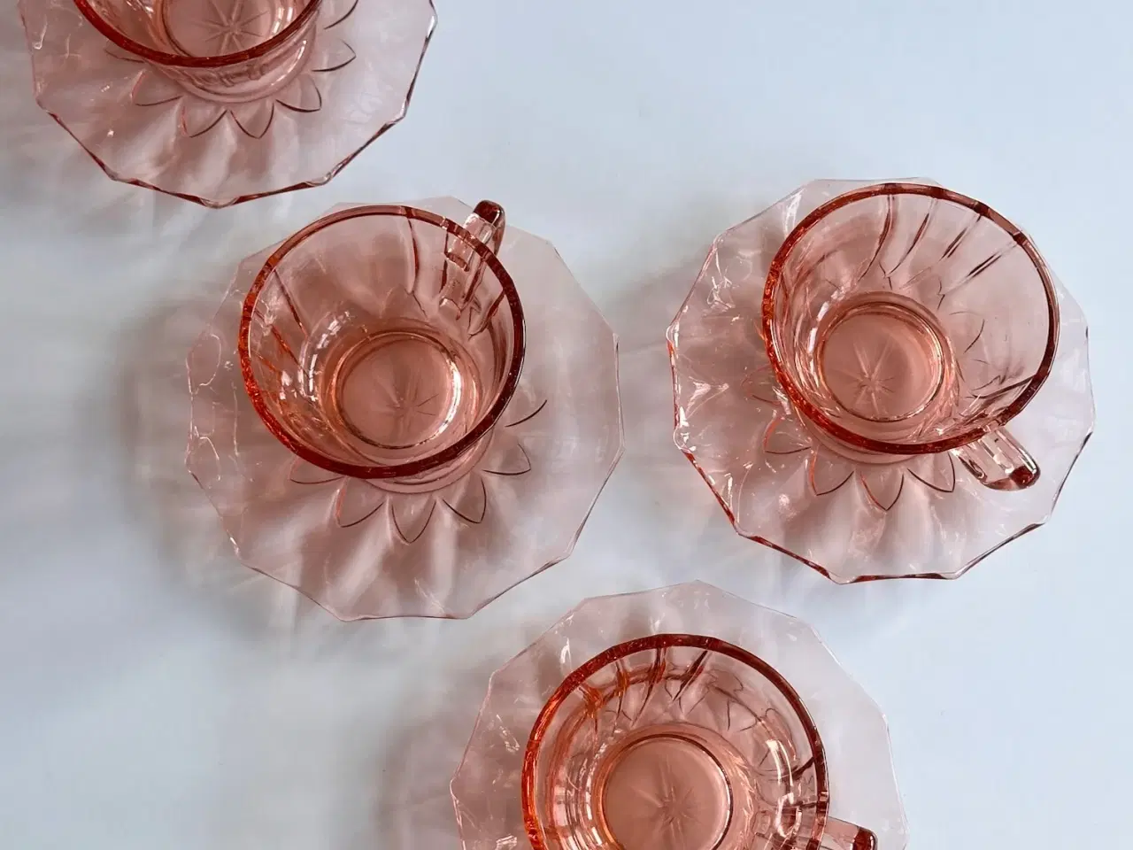 Billede 3 - Kopper m underkopper, rosa glas, 4 sæt samlet