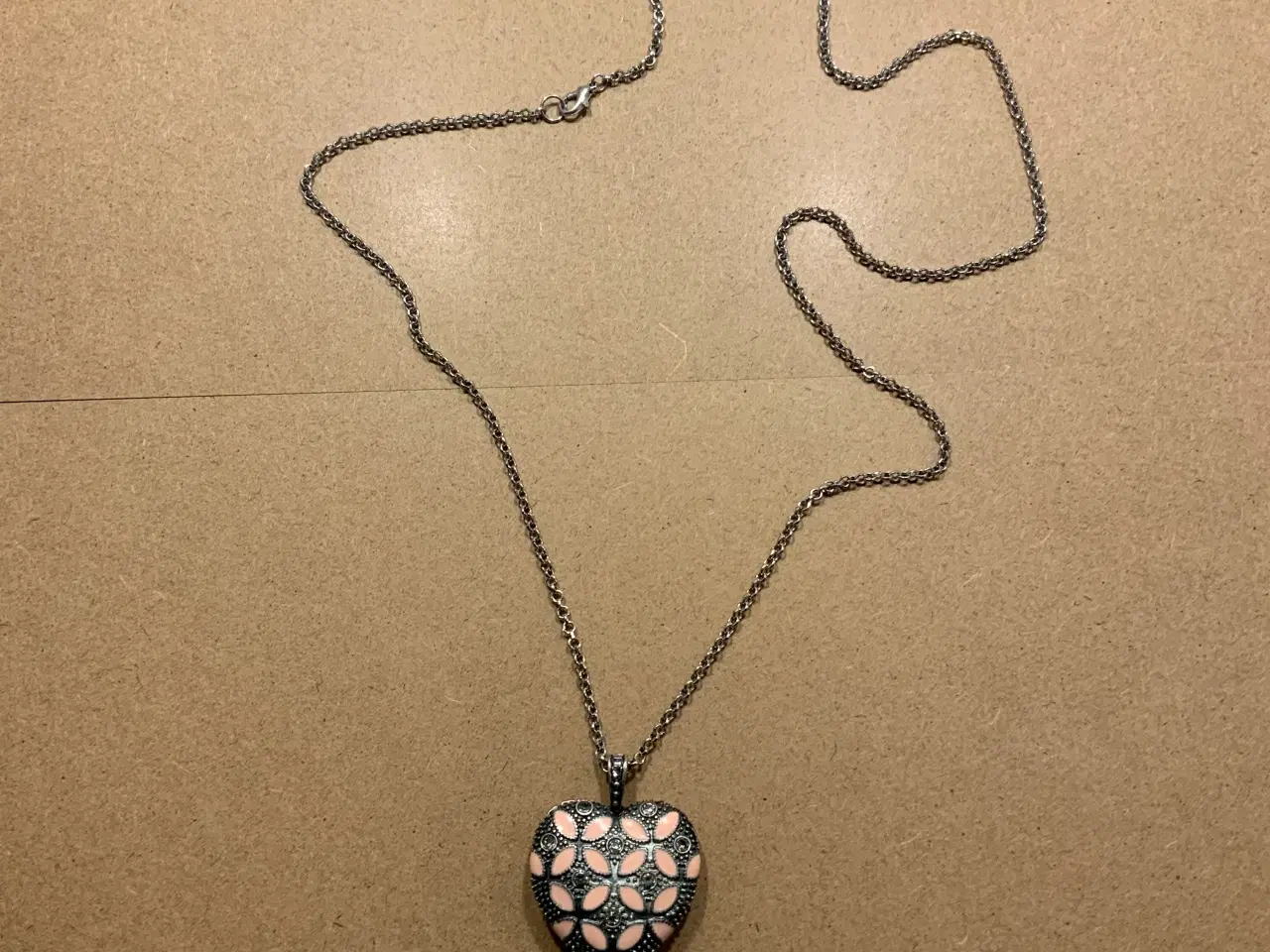 Billede 1 - Halskæde med hjerte