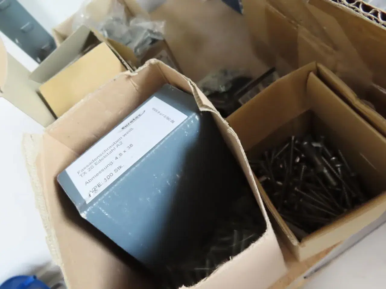 Billede 7 - Reol med indhold (Se billeder)