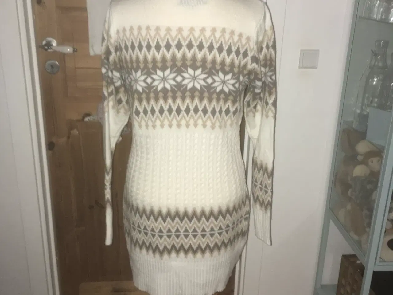 Billede 3 - Hvid strik kjole med brune detaljer