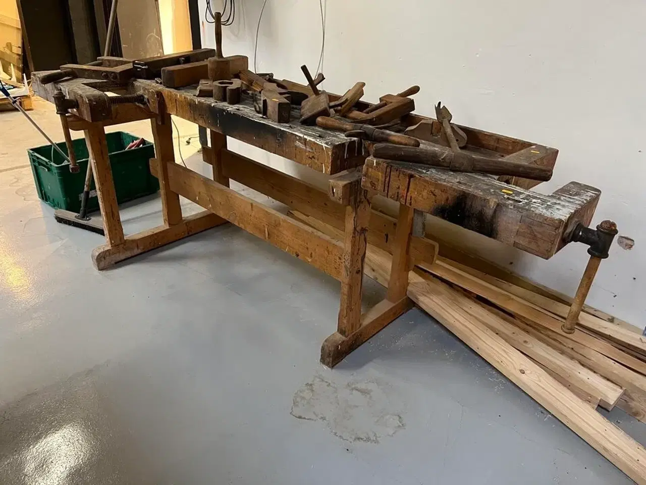 Billede 1 - Ældre Høvlebænk m. træ værktøj
