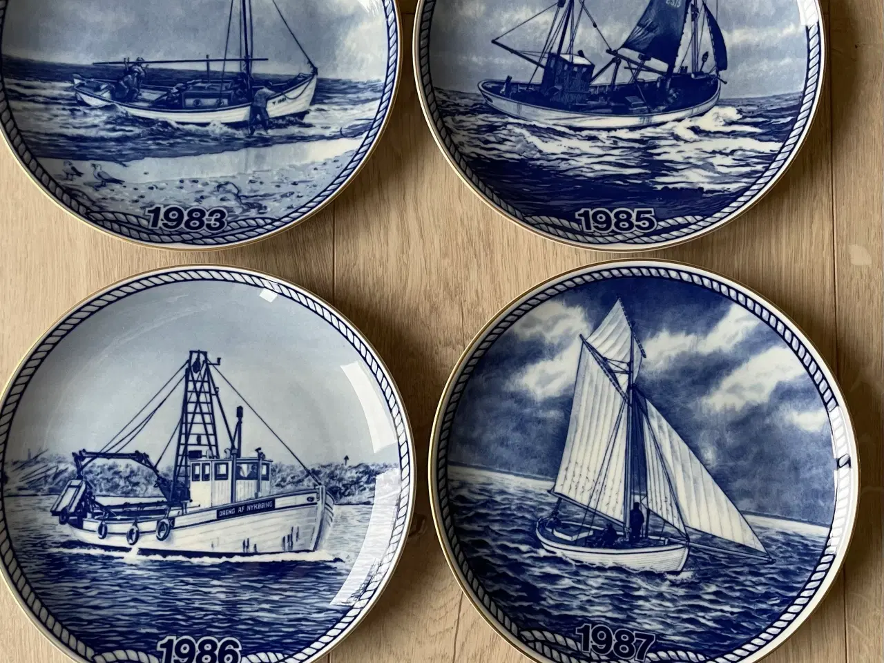 Billede 2 - 4  årsplatter med motiv af gamle fiskekuttere 