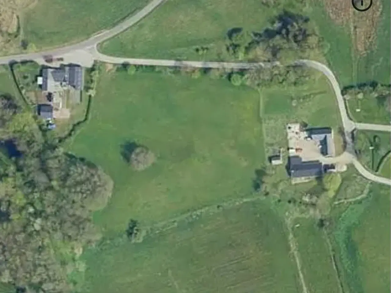 Billede 2 - Landejendom med udsigt ud over mark og eng