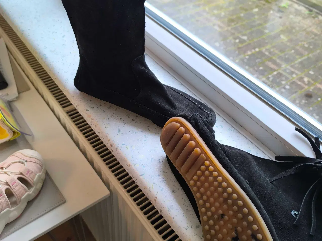 Billede 3 - Rundskin støvle i sort og beige farve 