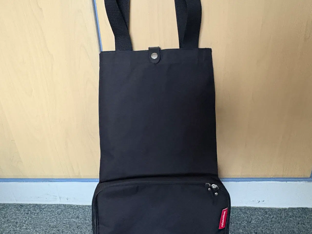Billede 1 - Indkøbstaske/rejsetaske, med skjulte hjul. 