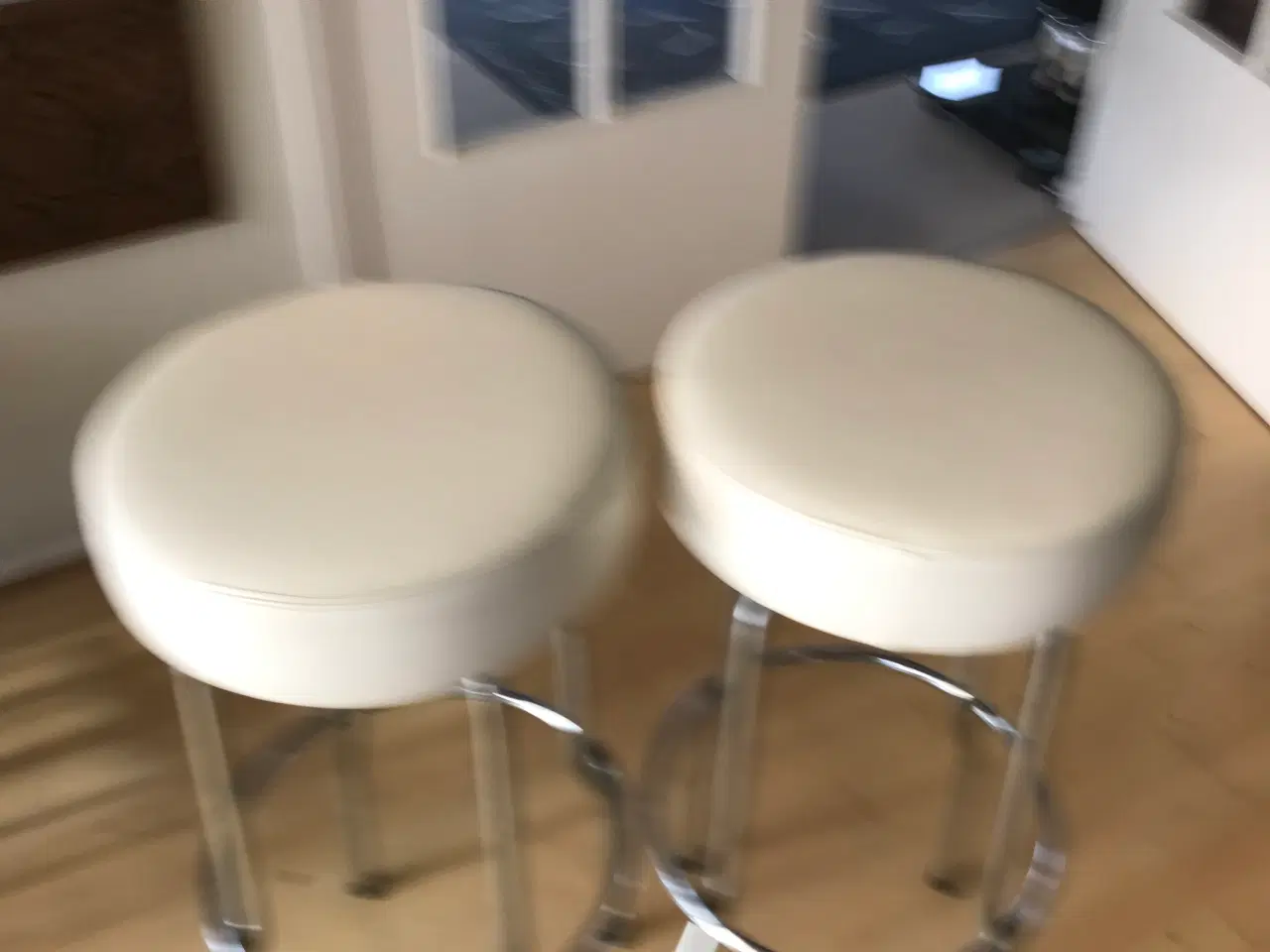 Billede 2 - 4 barstole med hvidt læder og stålben