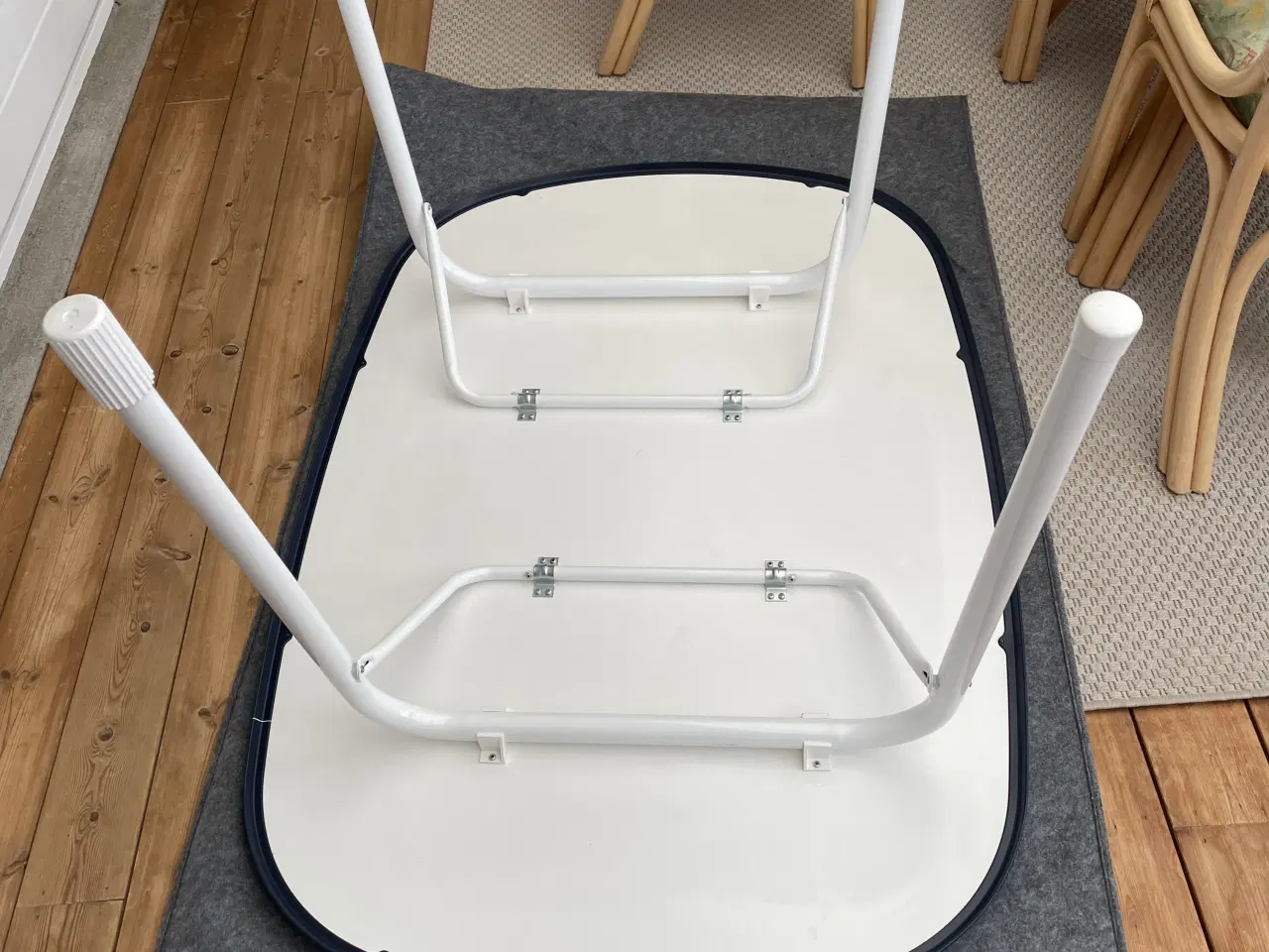 Billede 3 - Stort stabilt Campingbord 132 x 90 cm.