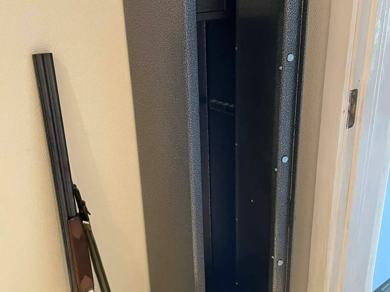 Billede 2 - Våbenskab med indhold