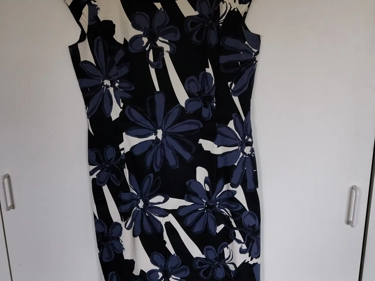 Billede 1 - Kjoler fra Jackpot og sjal