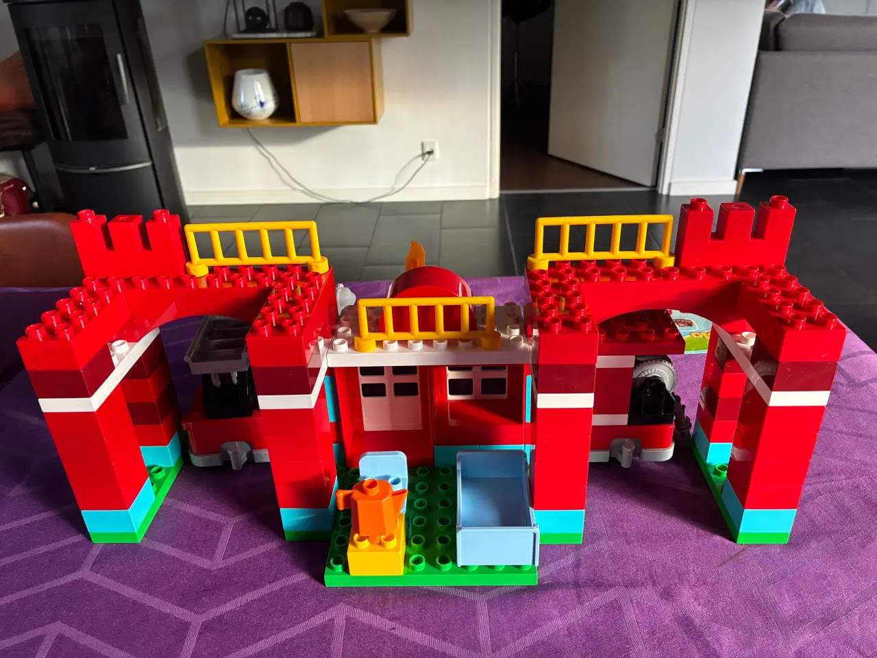 Billede 2 - Duplo brandstation med 2 biler og 2 figurer