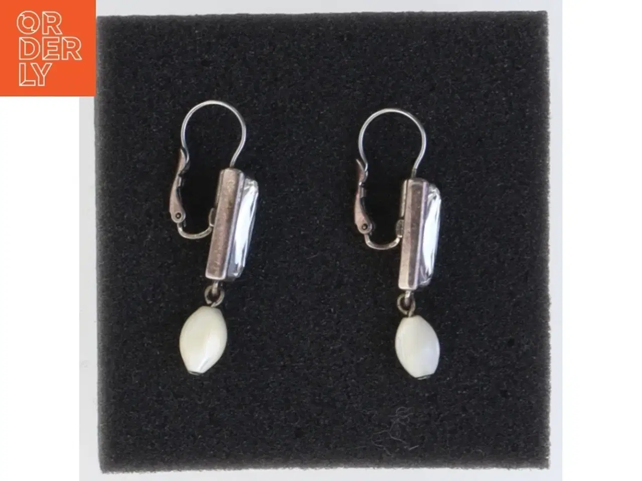 Billede 1 - Øreringe med hvid perle og rektangulær krystal (str. 4 cm)