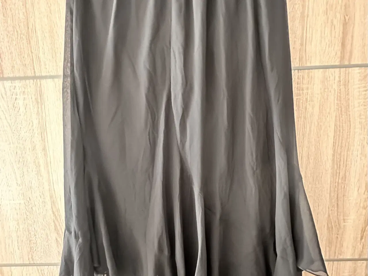 Billede 4 - Sort elegant nederdel med fine detaljer str. xxl