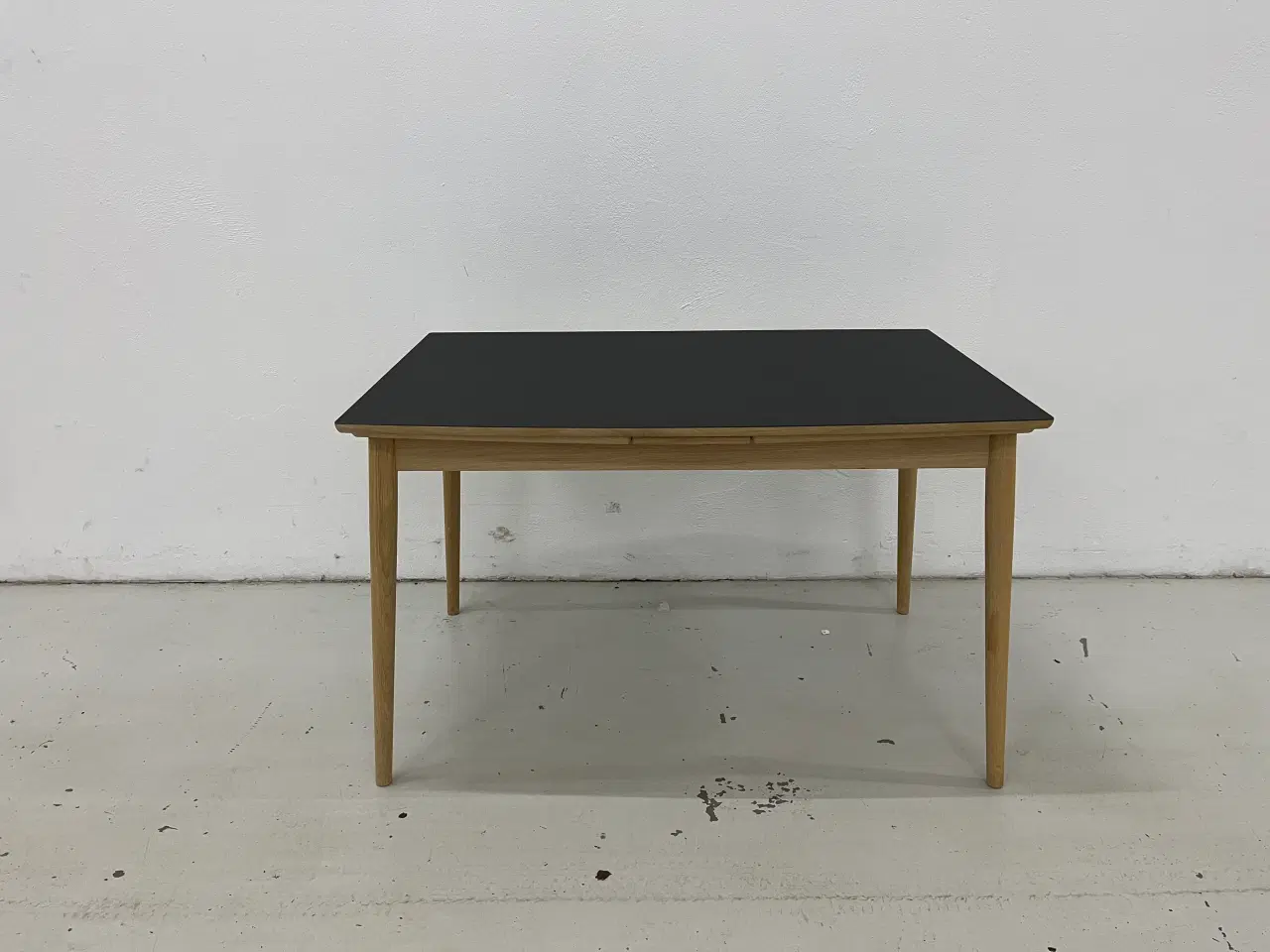 Billede 1 - Curve spisebord fra Pbj design sort linoleum og Eg