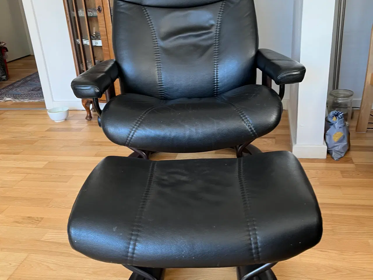Billede 2 - Stressles lænestol sort læder med fodskammel