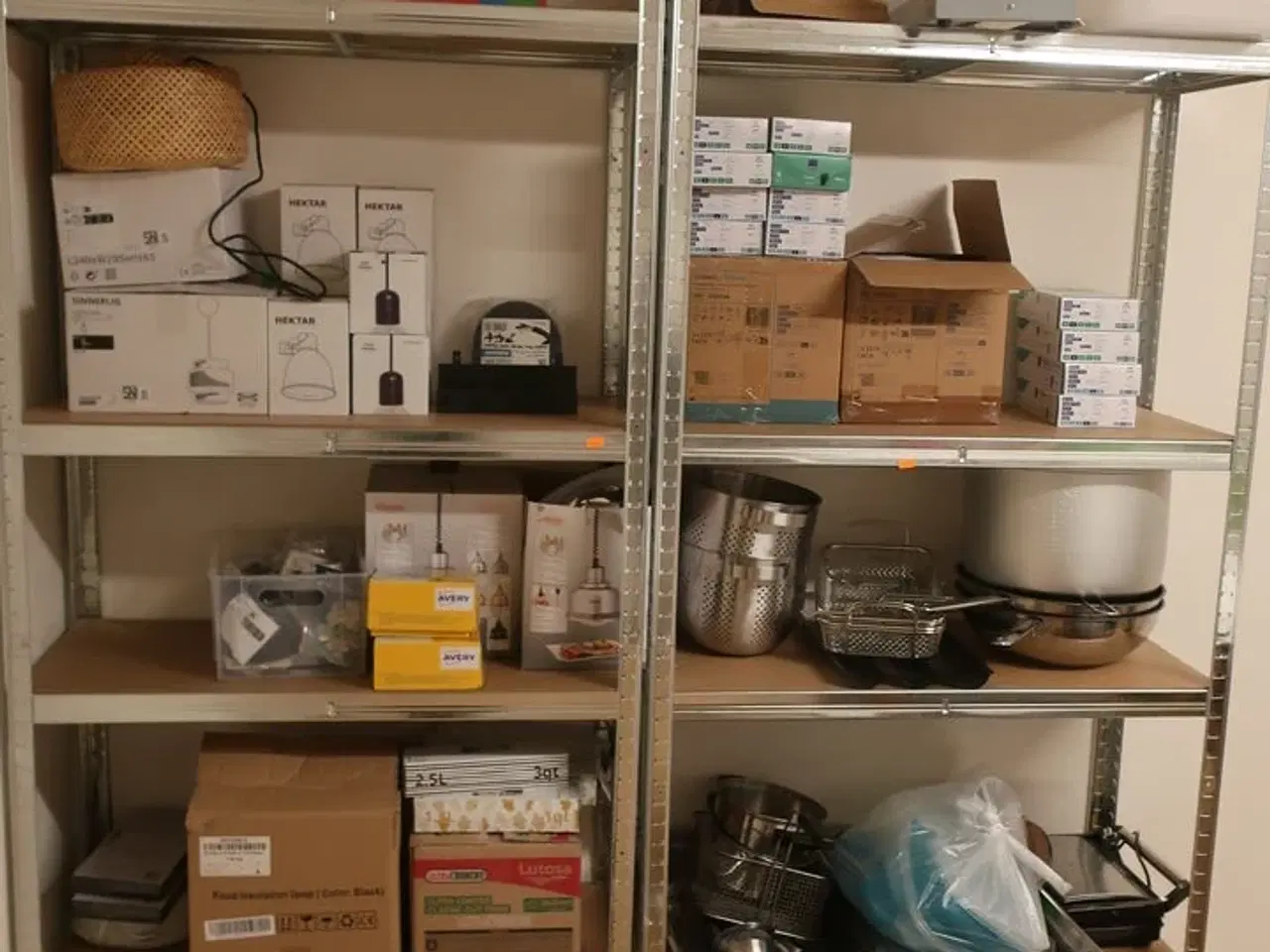 Billede 2 - 2 stk. reoler med indhold