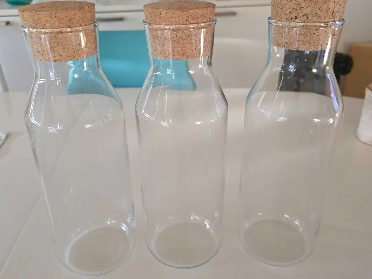 Billede 1 - Meget velholdt 3.stk karaffel med kork prop