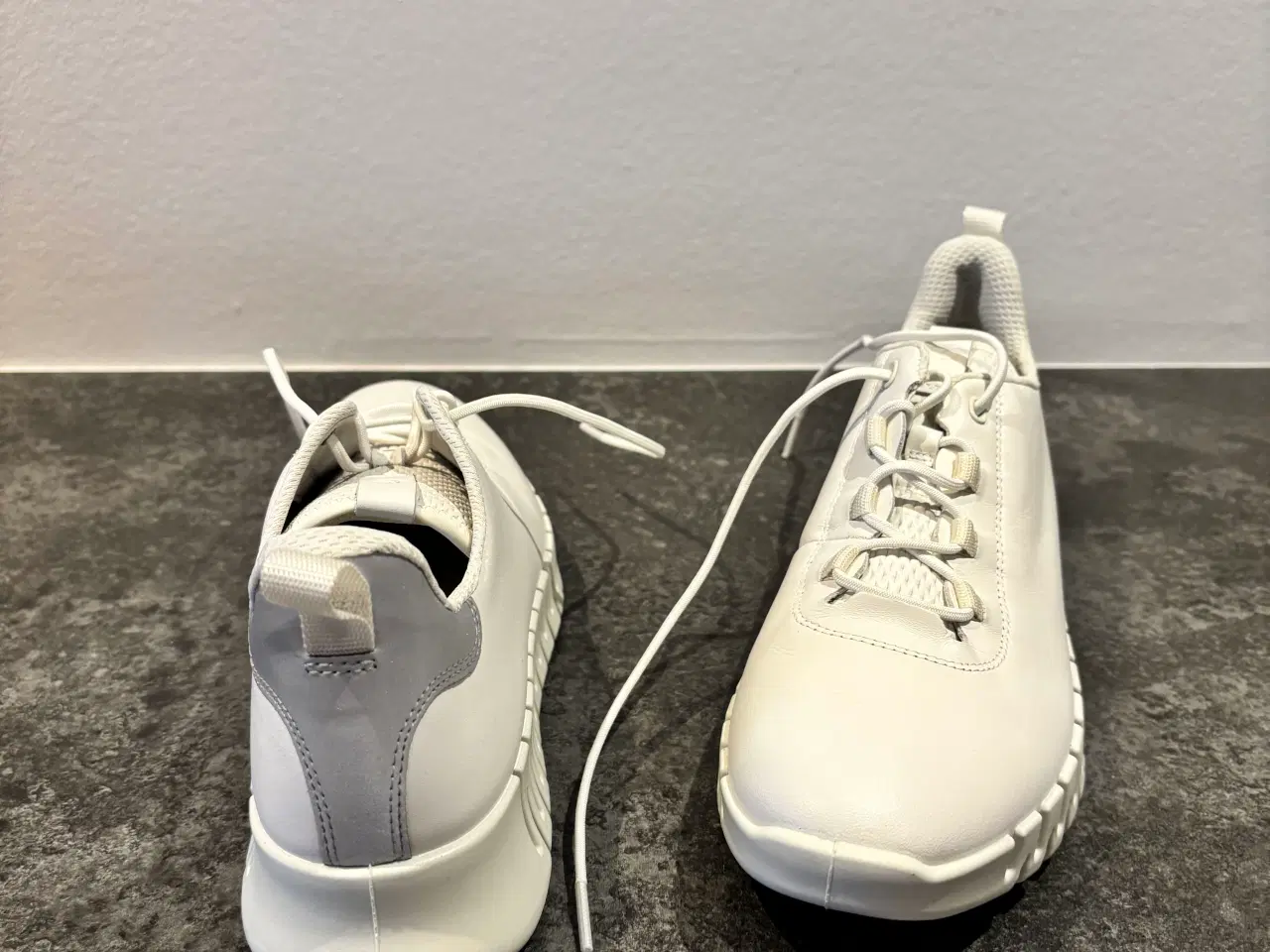 Billede 4 - Hvide sneakers - helt nye