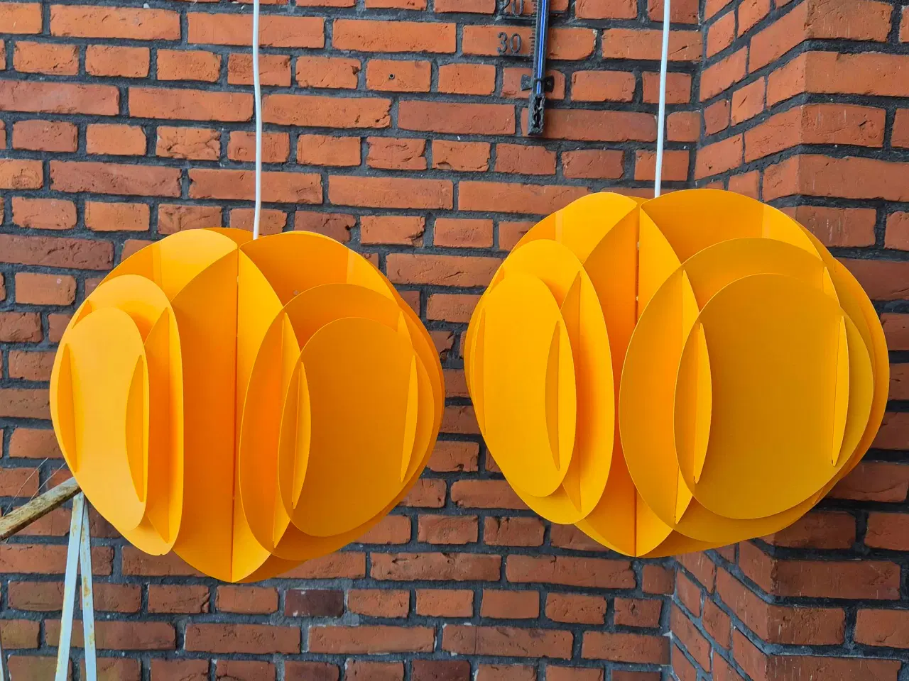 Billede 2 - Flotte gule lamper i plast 