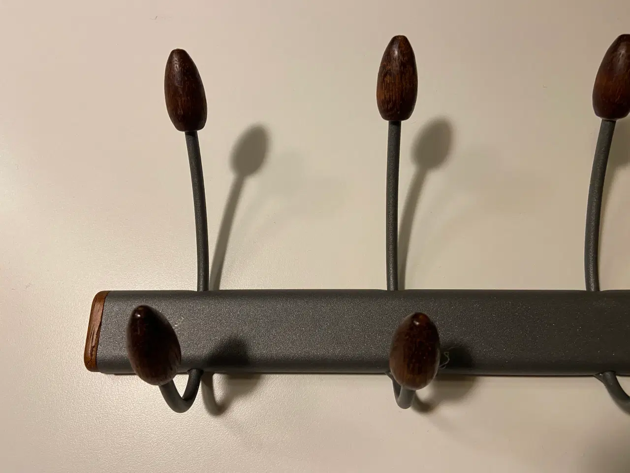 Billede 3 - Knagerække i metal og træ