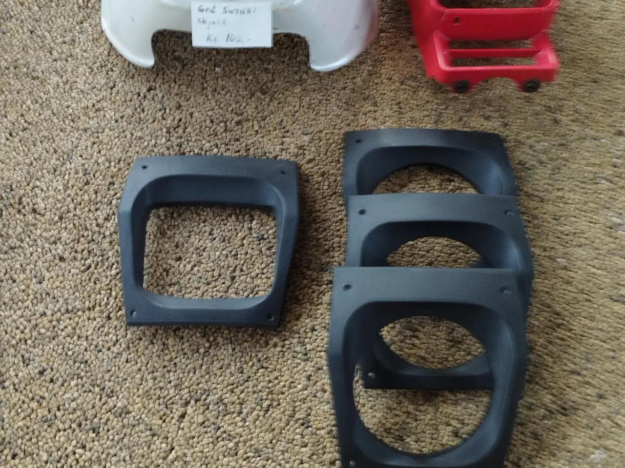 Billede 1 - Hvid skjold til Suzuki , rød Honda .