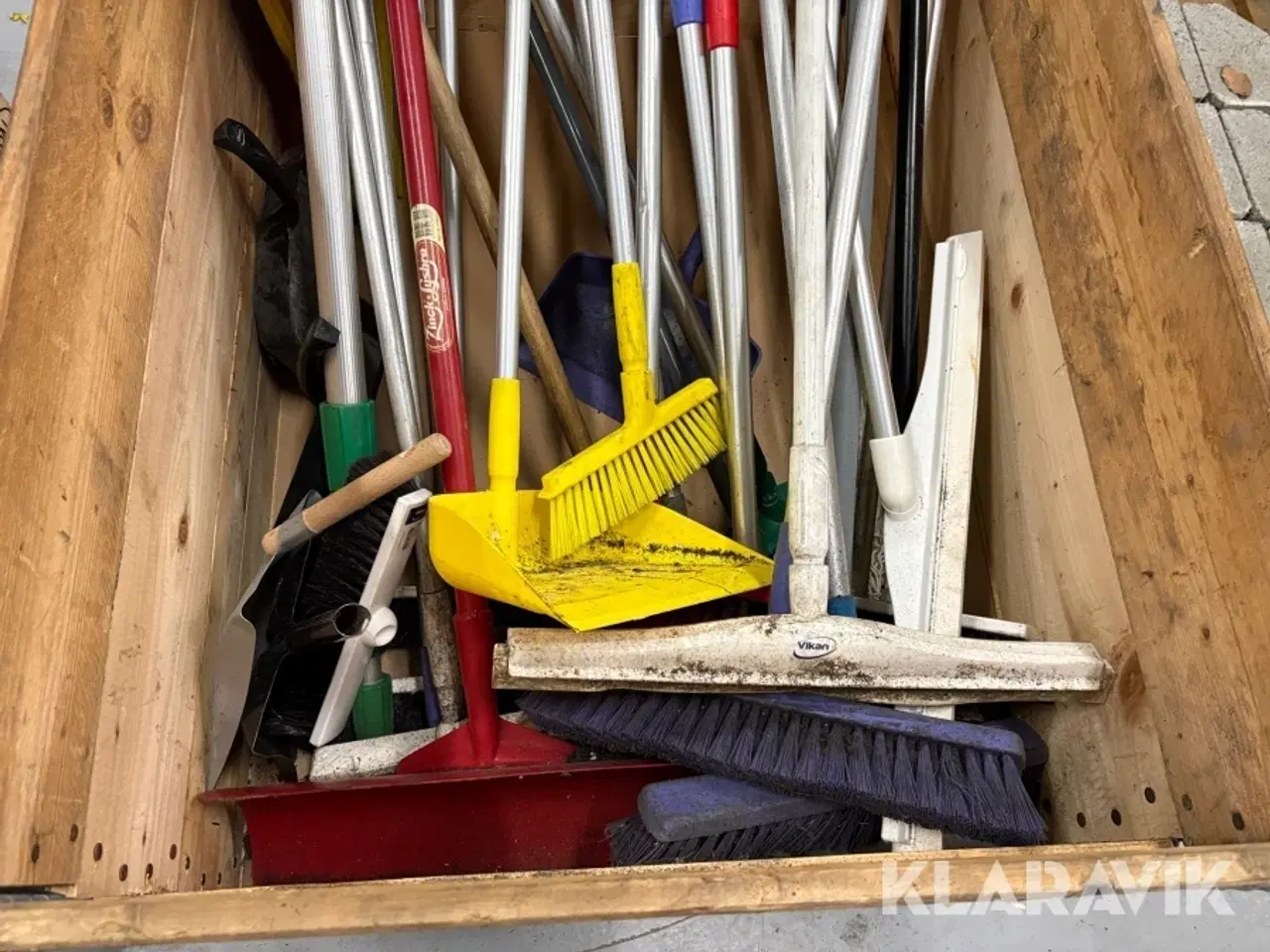 Billede 9 - Lot med have-/rengøringsredskaber og sten - 2 paller