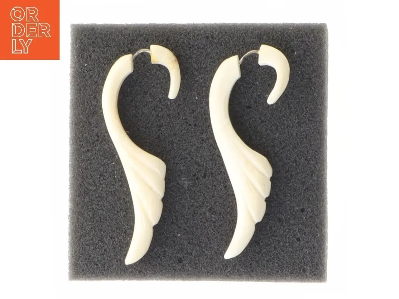 Billede 1 - Øreringe i hvid plastik (str. 5,5 cm)