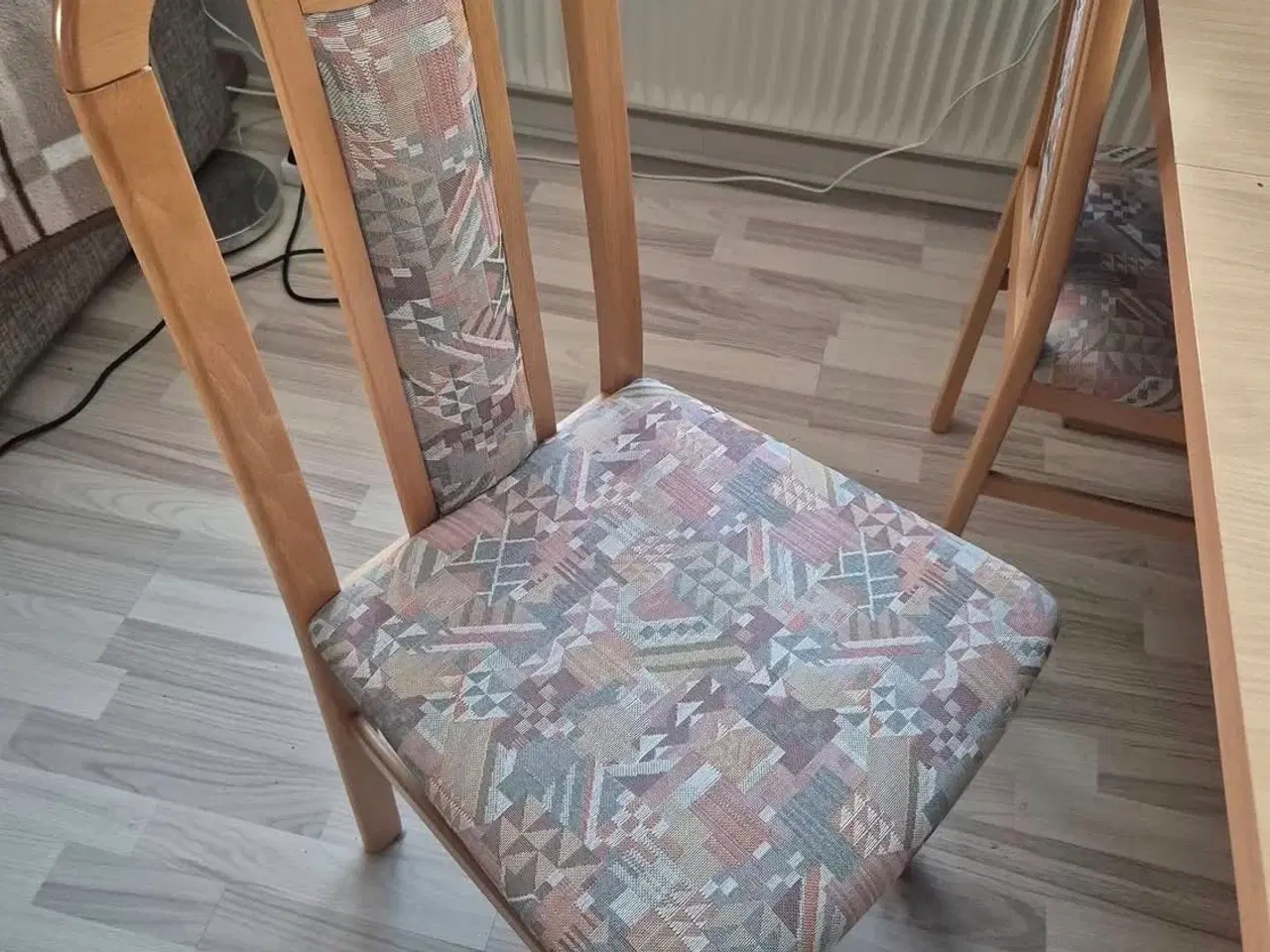 Billede 2 - Spisebord med 4 stole 