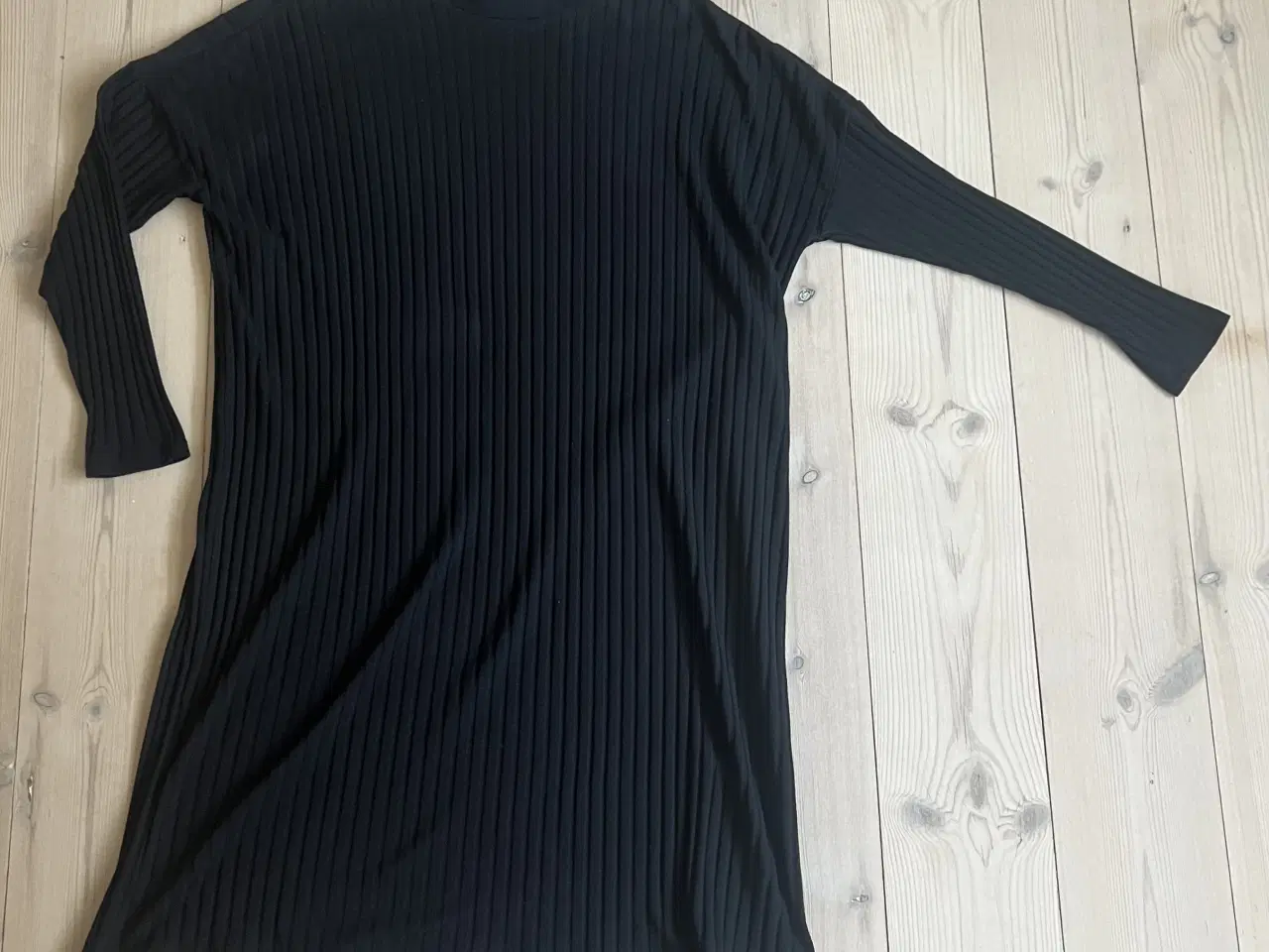 Billede 1 - Sort kjole fra Monki