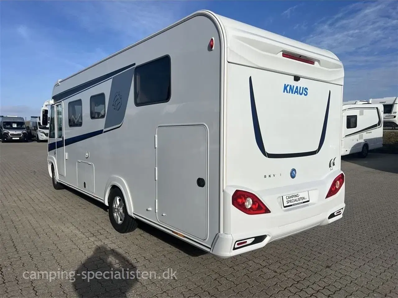 Billede 3 - 2018 - Knaus Sky I 700 LX   Knaus Sky Wave 700 2018 - automatgear - helintegreret kan nu ses hos Camping-Specialisten.